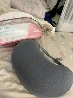 Frida nursing pillow