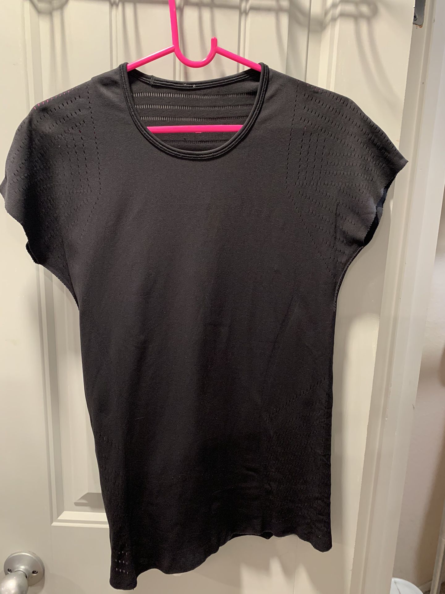 Lululemon Women’s Size 6 Black Shirt