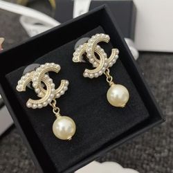 High-end earrings; pearl double C earrings.