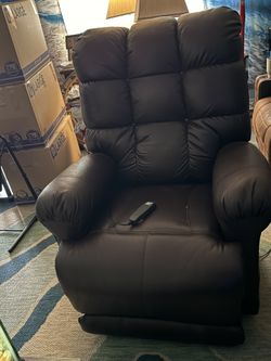 Electric recliner chair with lift