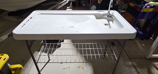 Fish cleaning table