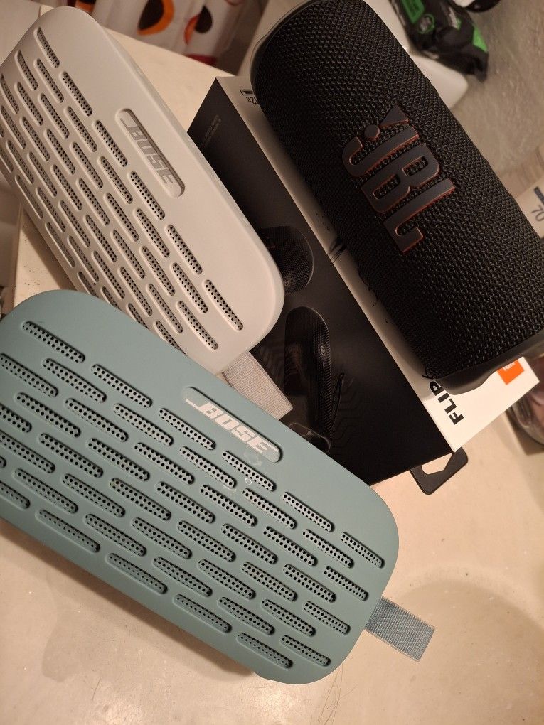 2 Bose Flex...1 Jbl Flip 6 