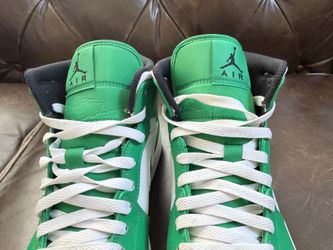 Air Jordan’s Nike AJ lucky Green size 10 Men’s