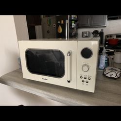 Retro Microwave with 9 Preset Programs, Fast Multi-stage Cooking, Turntable Reset Function