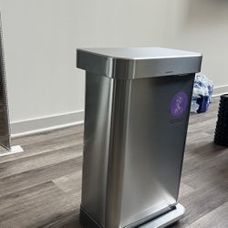 Simple human Trash Can 45L