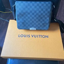 Louis Vuitton Men’s Messenger Back 2021