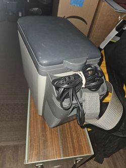 Rubbermaid Thermo-Electric Travel Cooler 12V Auto Cooler & Warmer