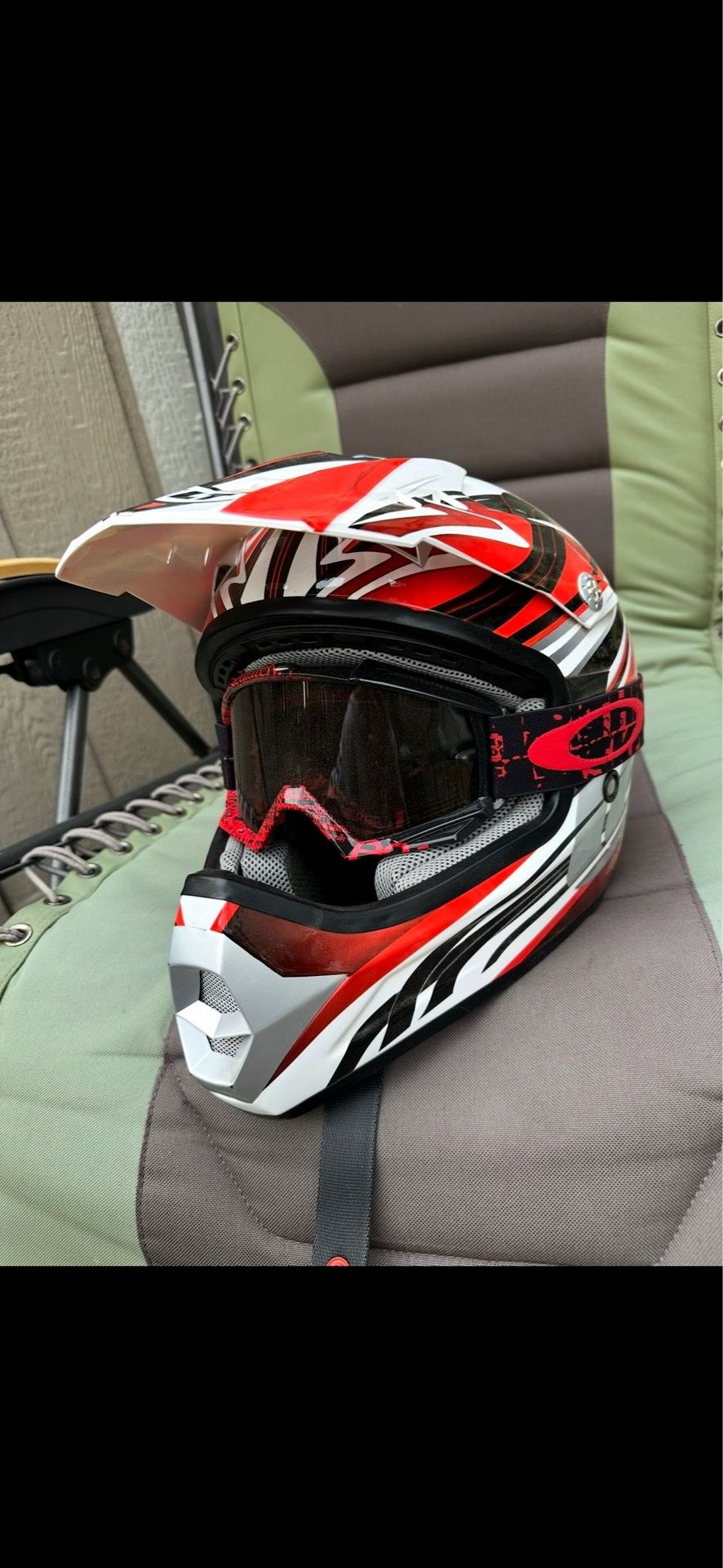 Dirt bike helmet + goggles