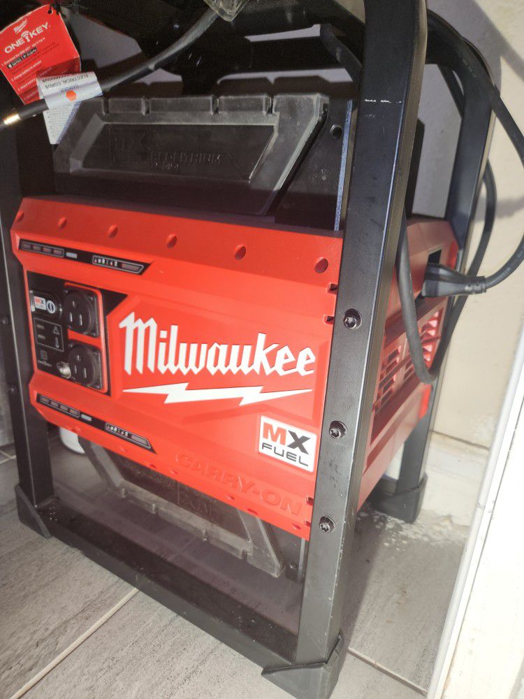 Milwaukee MX Fuel Generator 
