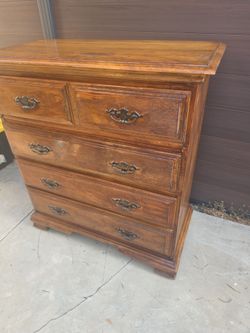 Dresser Wood with wheels.Good condition
