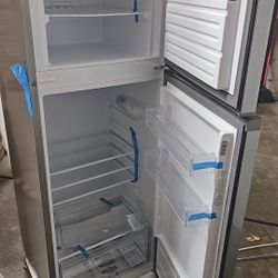 NEW Frigidaire Refrigerator With Top Freezer 