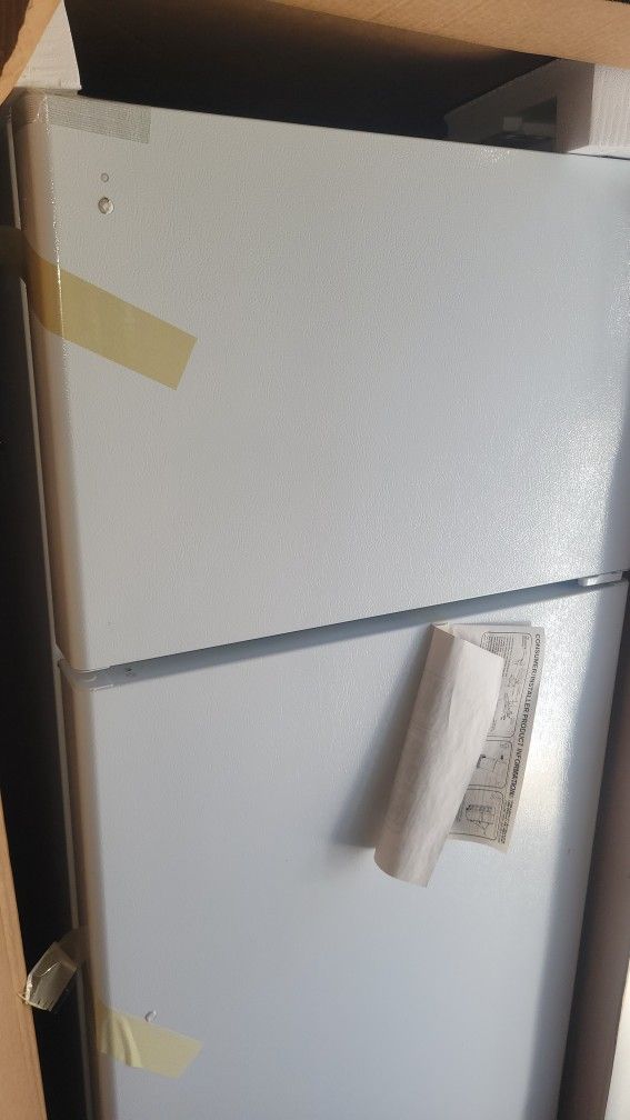 GE 28" REFRIGERATOR BRAND NEW CAN DELIVER 