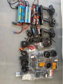 cargadores, baterias, ruedas, todo para autos de juguete.