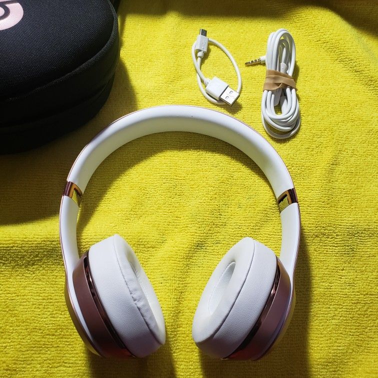 Rose Gold Beats Solo 3 Wireless Headphones