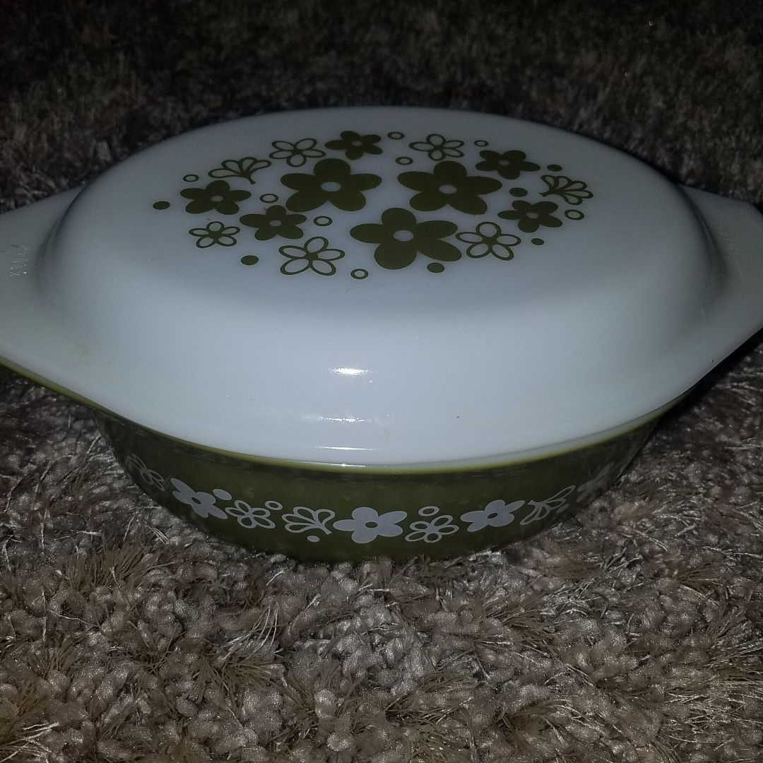 Beautiful vintage Spring Blossom green Pyrex casserole dish