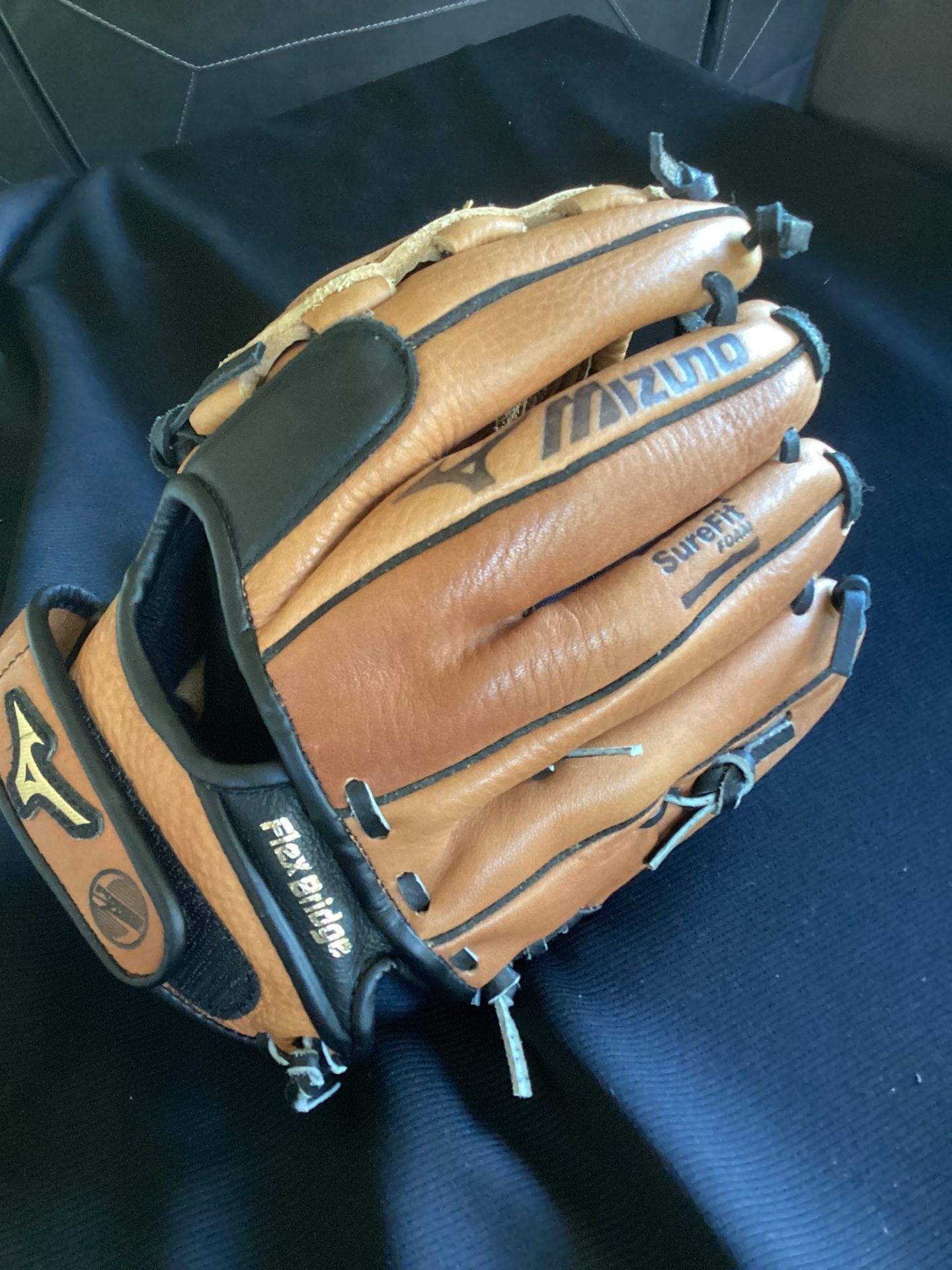 Mizuno Youth 11” Left Hand Throw Baseball Glove