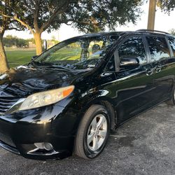 TOYOTA SIENNA LE 2013
