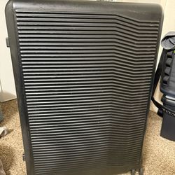 Black Hard Shell Suitcase with Wheels – Great Condition