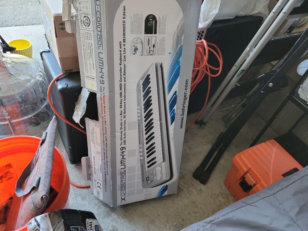 Behringer UMX49 - Keyboard With Stand