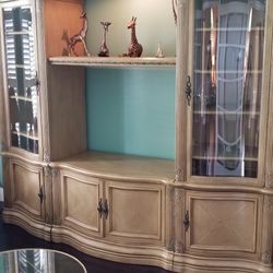 Entertainment Unit. Lighted Unit, Two Glass Shelved Units On Sides.  Separate Cabinet In Center. Some Minor Surface Scratches.  Make Offer. 
