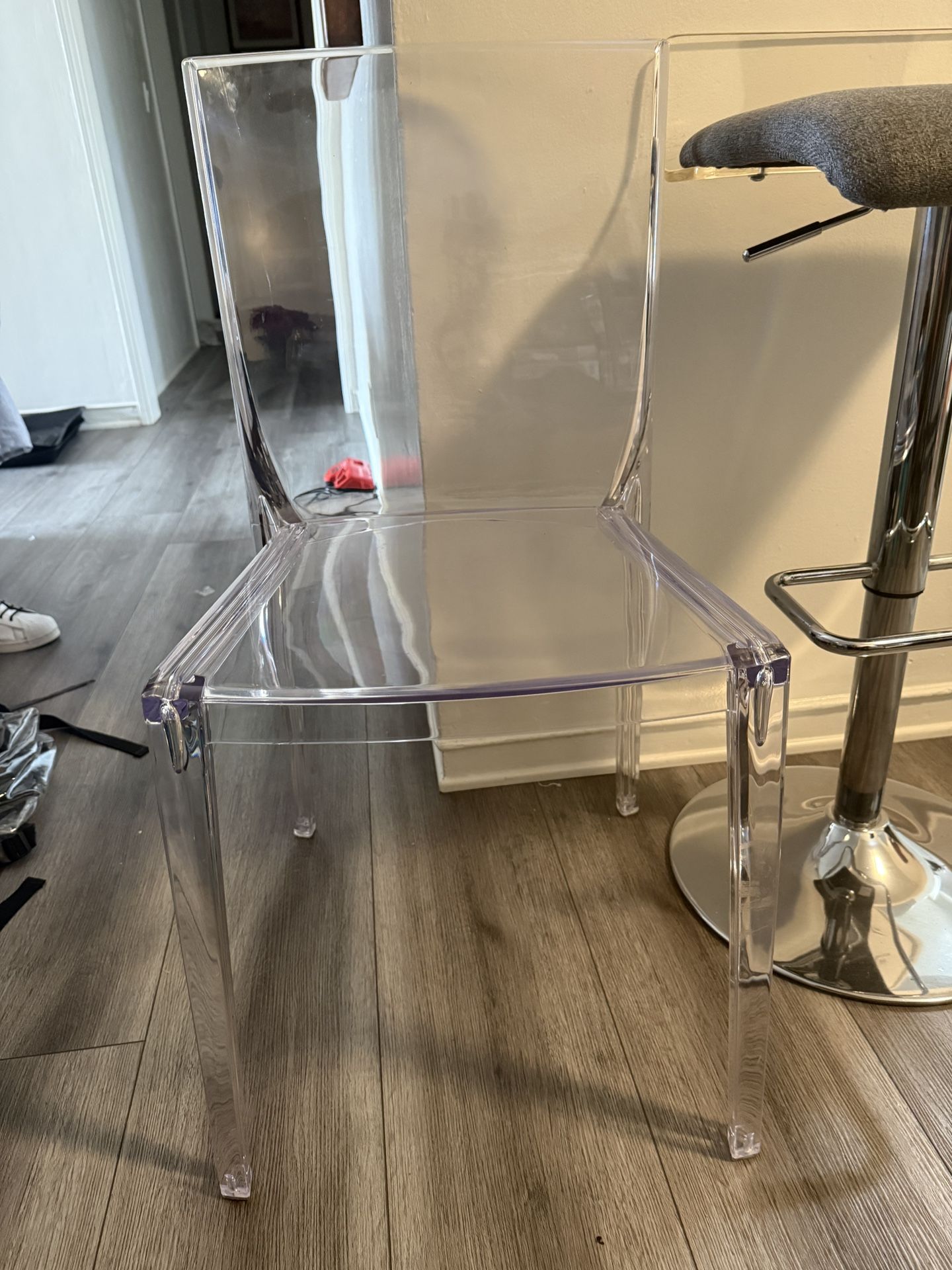 Pair of Clear Acrylic Modern Chairs – Sleek & Minimalist
