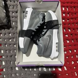 Nike LeBron Witness VIII men’s size 7.5 women’s size 9 brand new