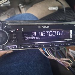 STEREO KENWOOD AUX USB BLUETOOTH CAMBIA DE DIFERENTES COLORES GOOD CONDICIÓN ABLO ESPAÑOL 