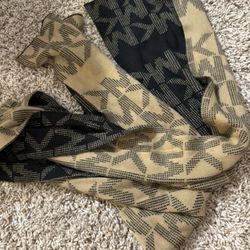 Sellint this Michael Kors Scarf  In very good condition