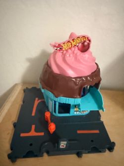 Hot Wheels City Downtown Ice Cream Swirl Playset