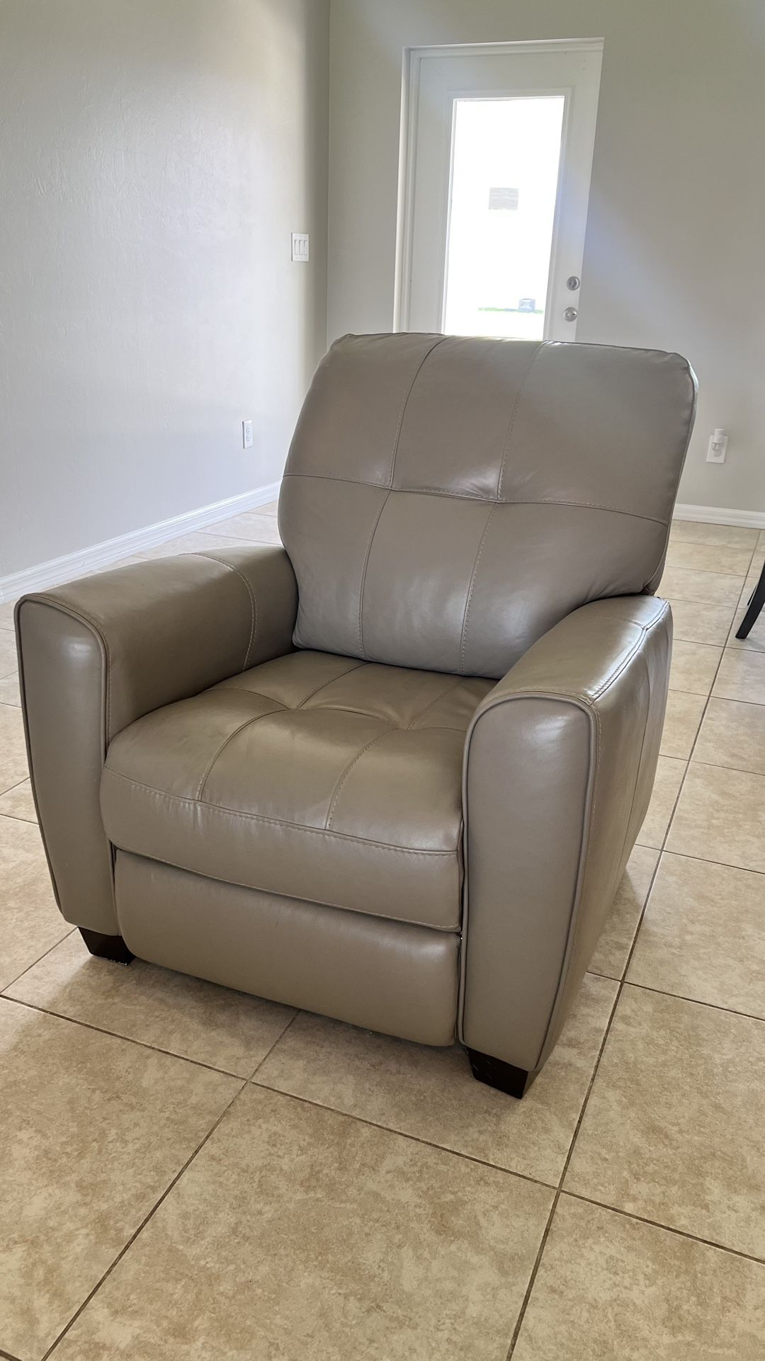 Leather Recliner Chair for Sale in Fort Myers, FL OfferUp