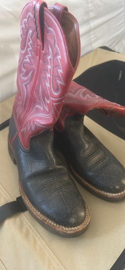 Women’s size 8 ariat boots