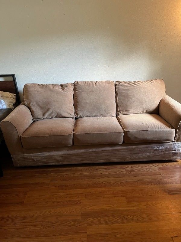 Lazyboy Couch With Pull-Out Bed
