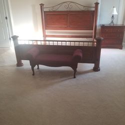 KINSAID ALL SOLID WOOD KING SIZE BED AND 2 NIGHTSTANDS  LIKE NRW