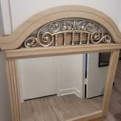 Mirror. Pick Up and Cash Only. 