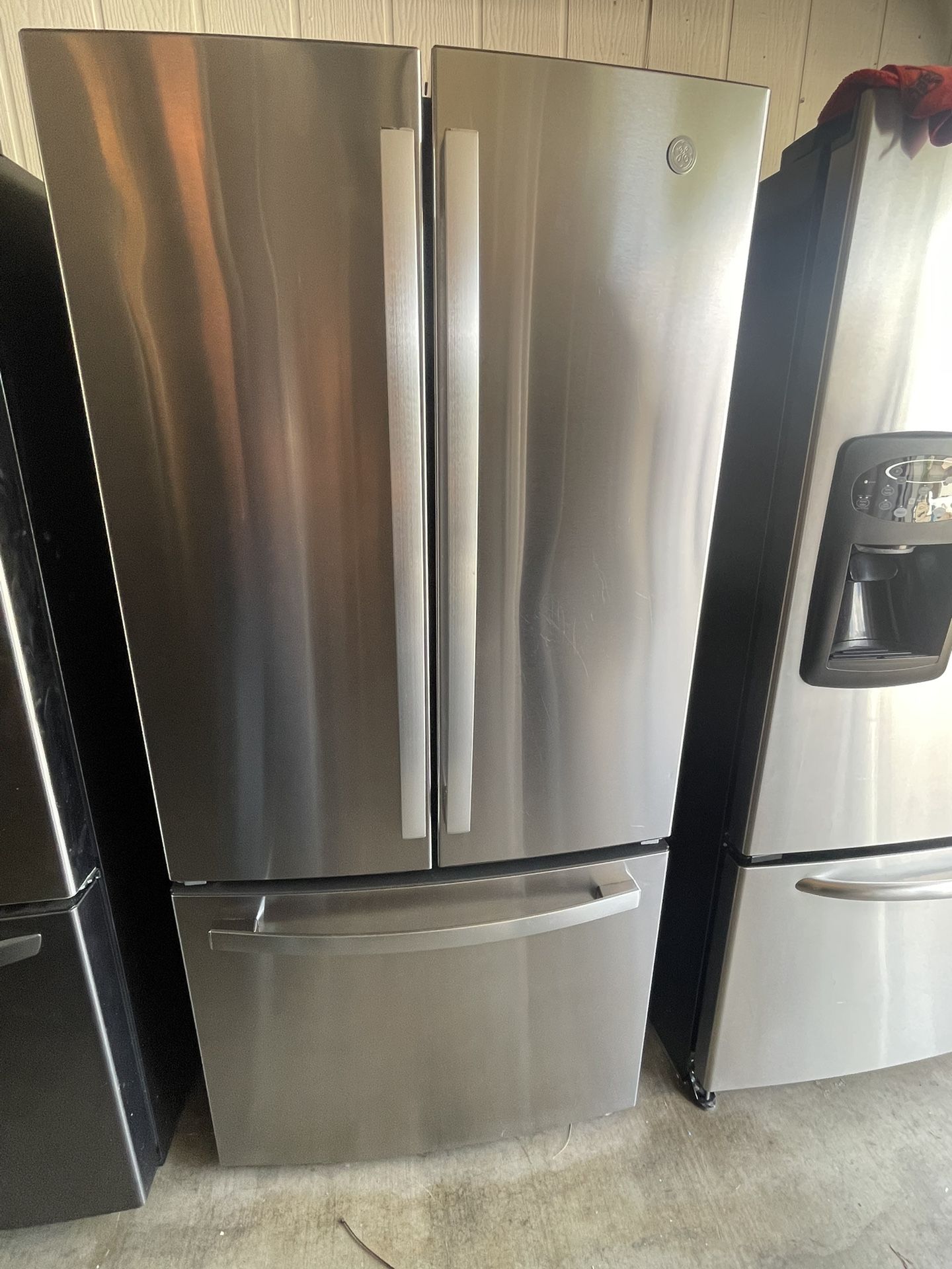 GE Refrigerator 33in Wide Stainless Steel