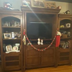 ENTERTAINMENT CENTER (Wood)