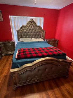Ornate Tufted Bedroom Set with Nightstands