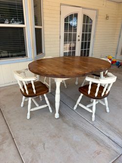 Quaint dining room table and 5 chairs