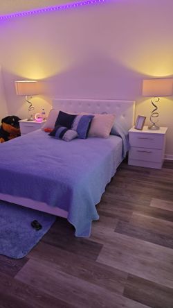QUEEN SIZE BED AND TWO NIGHTSTANDS ( MATTRESS NOT INCLUDED) 🆕️