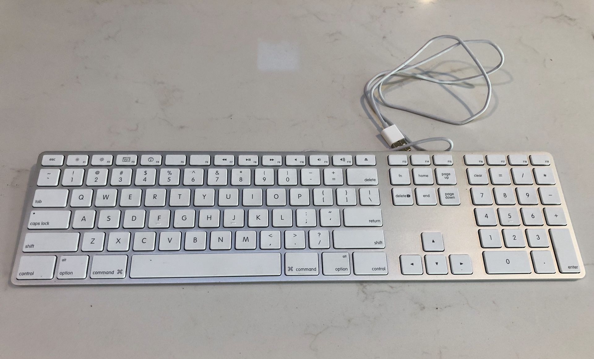 Apple Aluminum Wired Keyboard, 2 USB ports