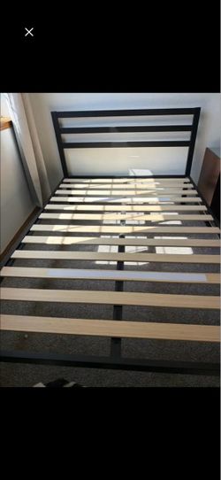 Full-Size Black Metal Bed Frame – Modern Design