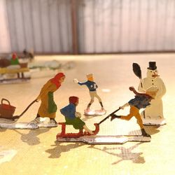 Lot Of Twenty Five ( 25 ) Heinrichsen flat lead Snowman and Sled Figures  !!! - Vintage 1930s Germany Miniatures