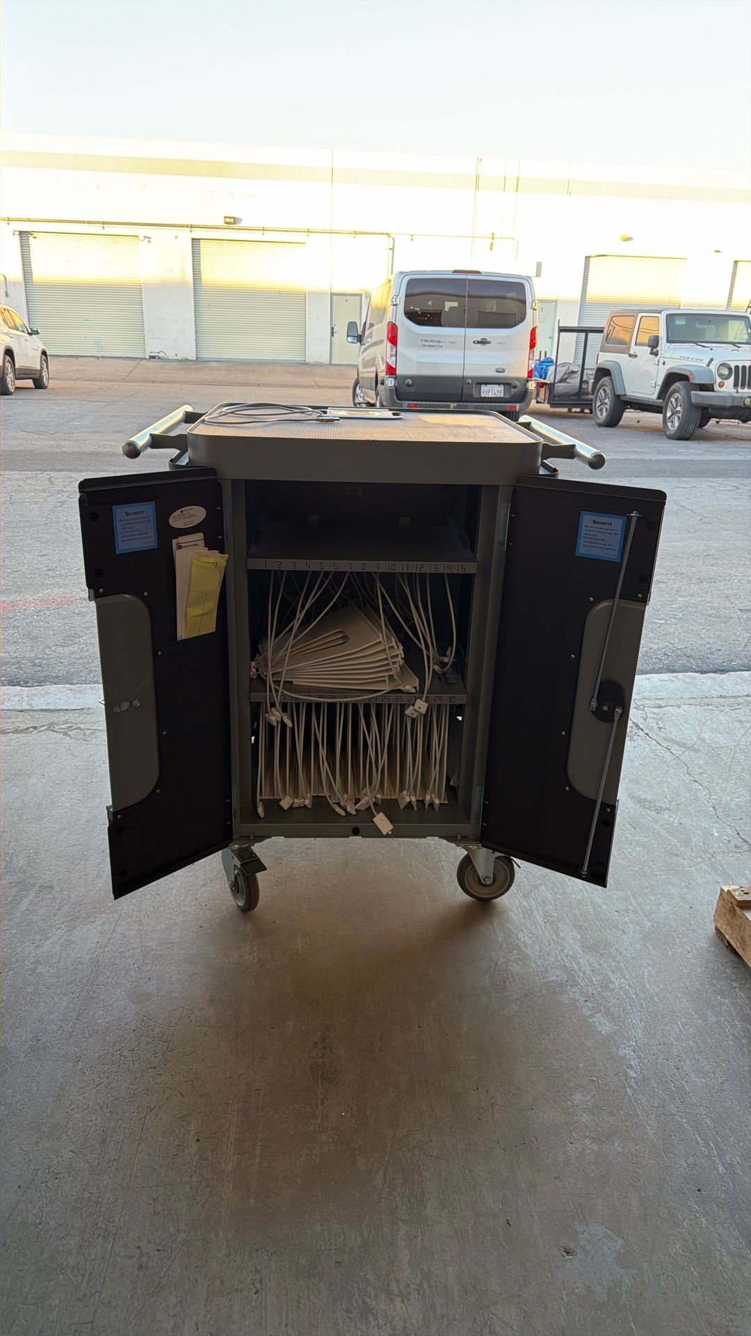 Bretford H3635LL/A Powersync Cart for ipad devices 100 125V Input W Original Apple Chargers.