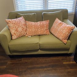 Nice loveseat Good condition 64”W pick up in Snellville $75 