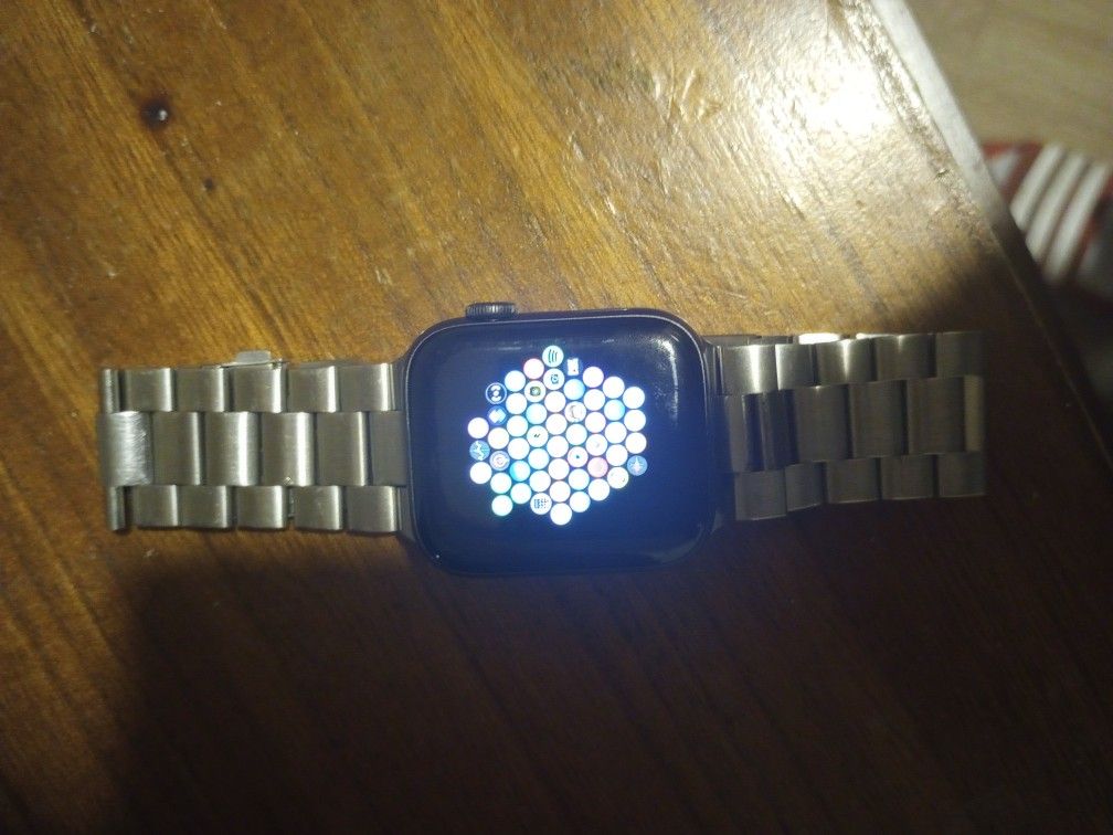 90$ Apple Watch Series 5 44mm Aluminum & Ceramic Case