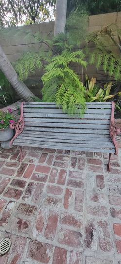 GARDEN BENCH