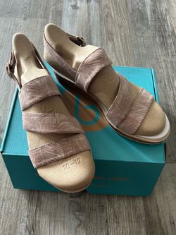BZees Women's Radiant Cork Wedge Strappy Sandal Brown Paradise Palm Leaf 10 W New
