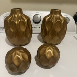 Decorative Ceramic Vase And Decor Balls 