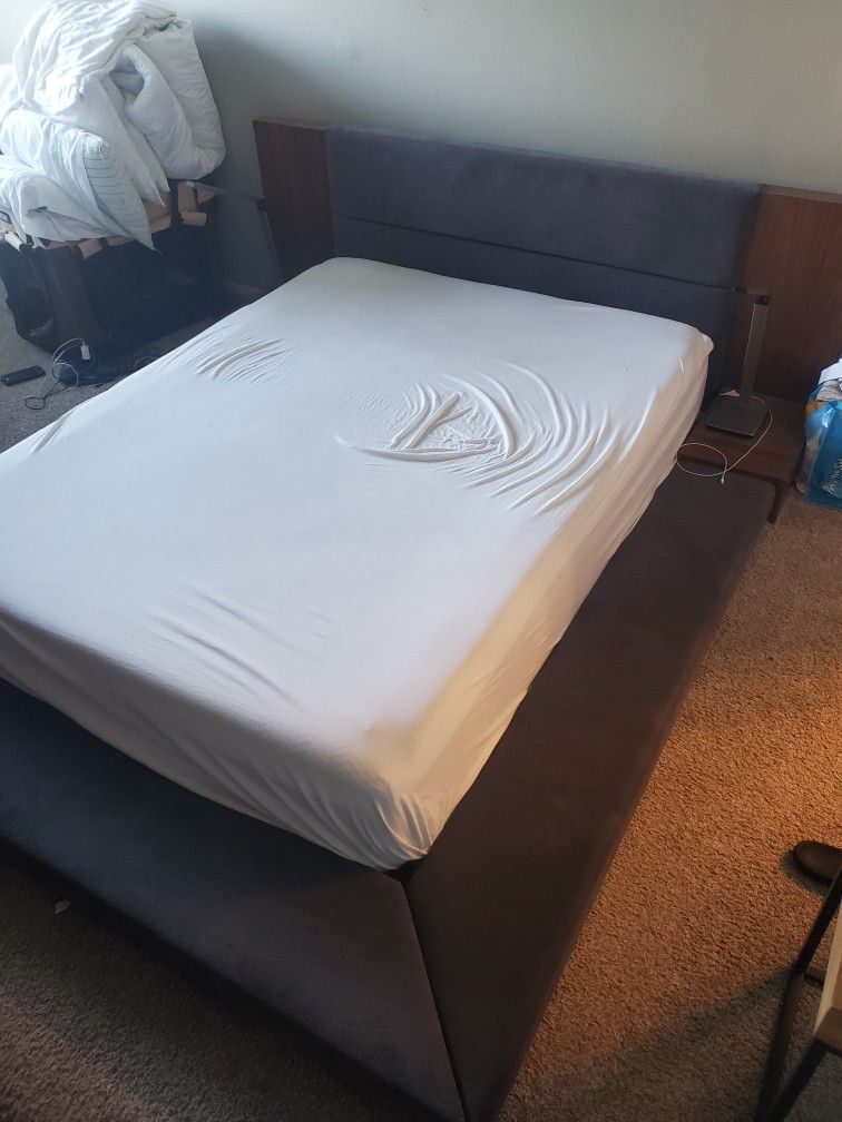 Platform bed - Like new
