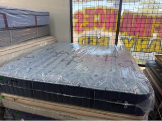 KING SIZE STEARNS & FOSTER ESTATE MATTRESS & BOX SPRINGS BED SET